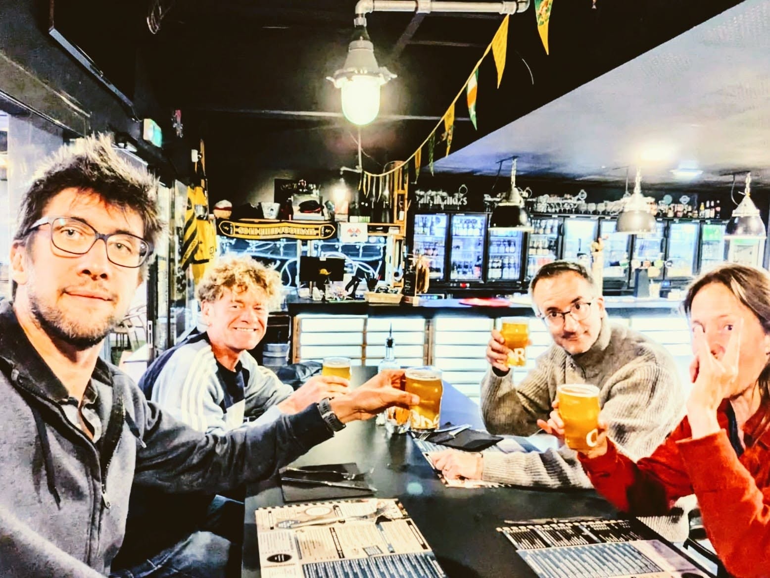 The Lambda réunis autour d'une table
