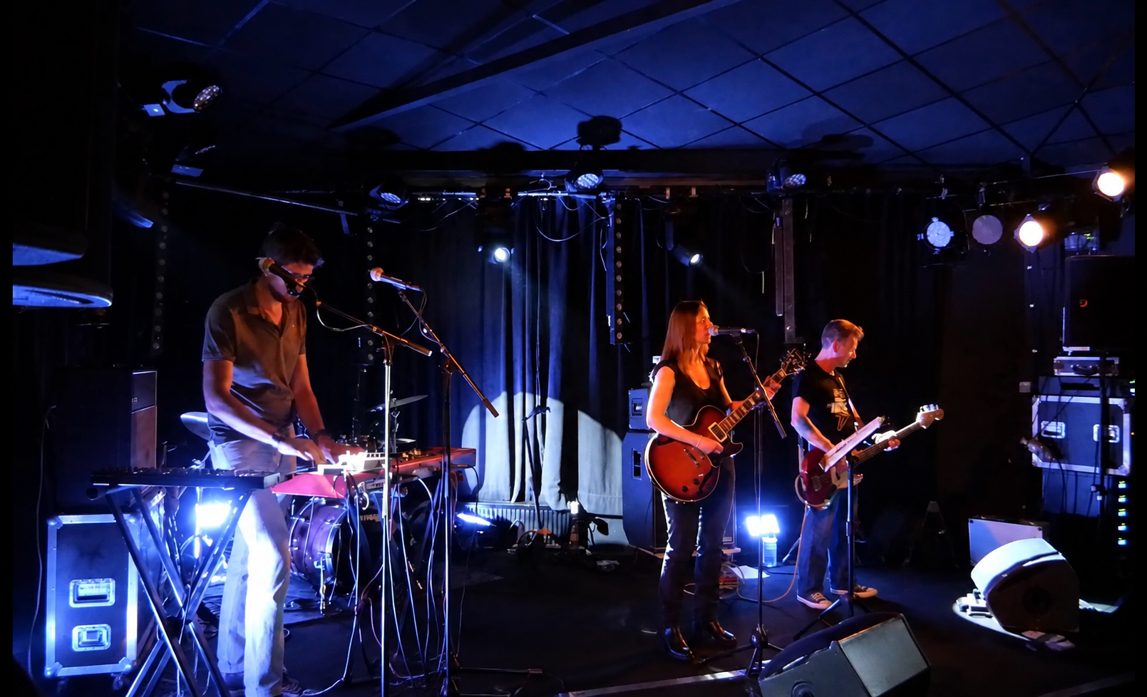 The Lambda sur scène sous des lumières bleues